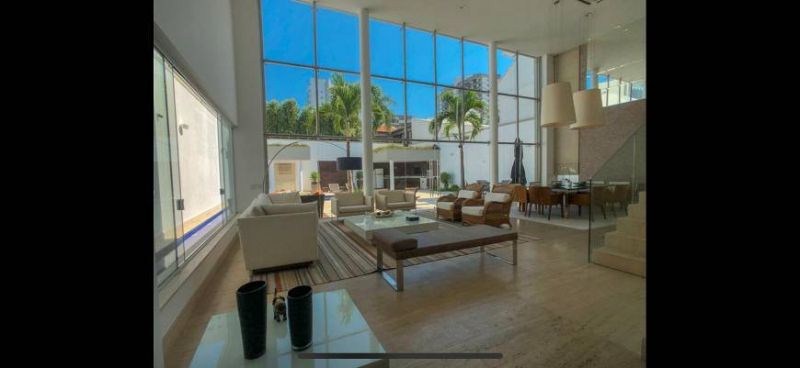 VENDA- Fantástica Casa junto ao Mar na Barra da Tijuca, em Condomínio Fechado